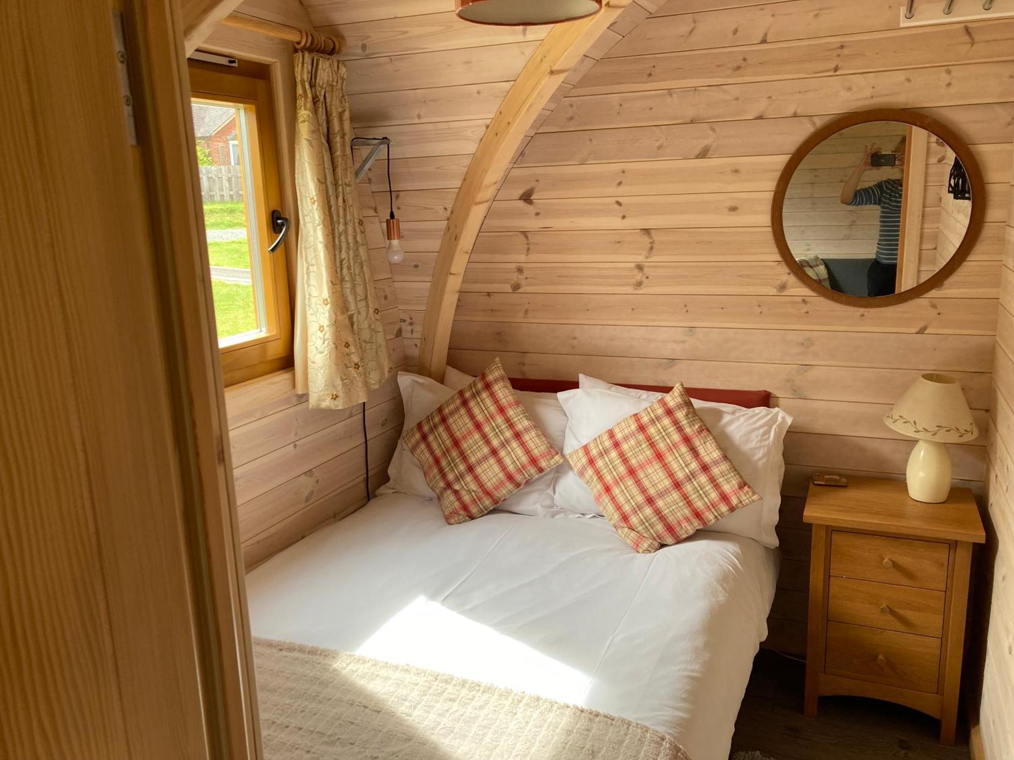 Hotel Rabbit Glamping Pod School House Farm à Leighton  Extérieur photo